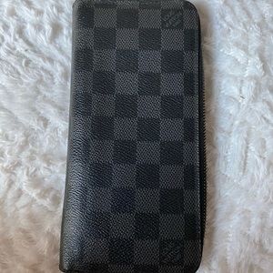Auth Louis Vuitton Damier Graphite zippy wallet